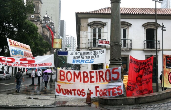 Bombeiros pedem ao governador, Sérgio Cabral, aumento do piso salarial de R$ 950 para R$ 2 mil