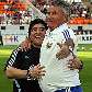 Maradona e o técnico Guus Hiddink se abraçam antes de amistoso Maradona e o técnico Guus Hiddink se abraçam antes de amistoso