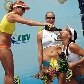 Campeã Larissa divide o chamapanhe no pódio no Vôlei de Praia