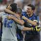 Júlio César e Zanetti comemoram o título da Inter no gramado do Bernabeu