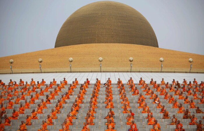 Budistas celebram o aniversário, iluminação e morte de Buda na Tailândia