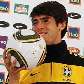 Kaká exibe a Jabulani, bola da Copa, durante entrevista coletiva na África Kaká exibe a Jabulani, bola da Copa, durante entrevista coletiva na África
