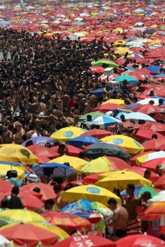 Tarde de domingo com sol leva cariocas à praia de Ipanema
