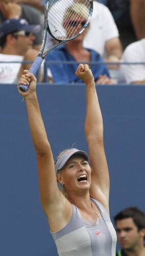 Maria Sharapova festeja a vitória contra a britânica Heather Watson, nos EUA