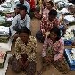 Cambojanos desabrigados se alojam em templo budista após vilarejos serem inundados por fortes chuvas