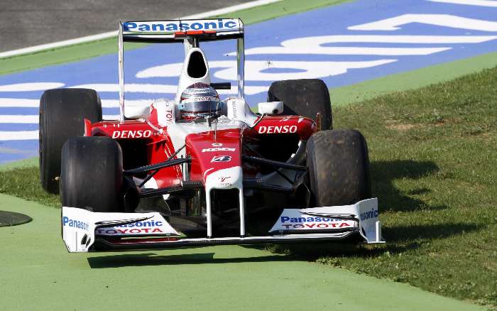 Jarno Trulli, da Toyota, passa na grama após errar tomada de curva