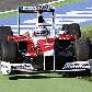 Jarno Trulli, da Toyota, passa na grama após errar tomada de curva Jarno Trulli, da Toyota, passa na grama após errar tomada de curva