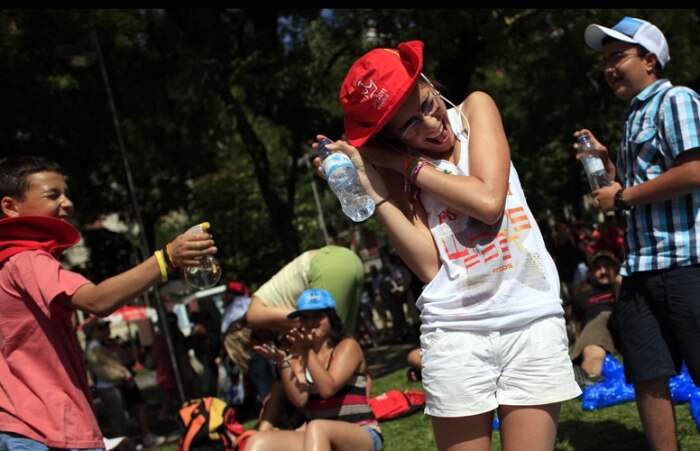 Com o calor que atinge Madri, peregrinos brincam com água para refrescar