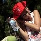 Com o calor que atinge Madri, peregrinos brincam com água para refrescar