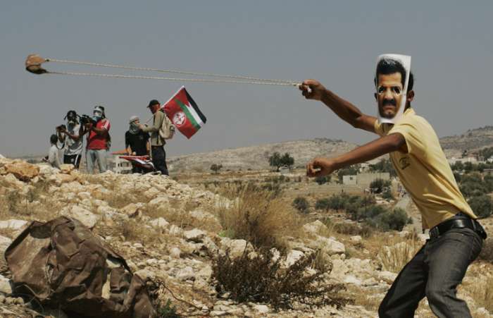 Palestinos protestam contra a barreira separatista israelense em West Bank