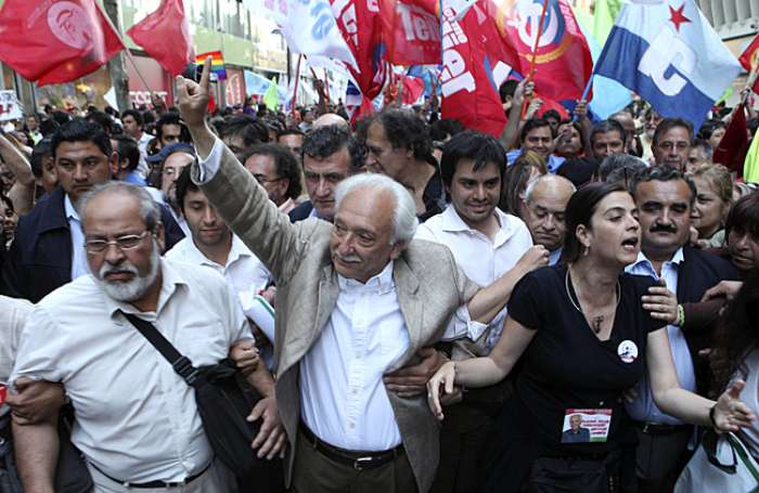 Jorge Arrate, candidato de esquerda, andando junto com seus apoiadores 