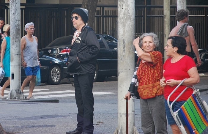 Bob Dylan, de gorro, nas ruas de Copacabana