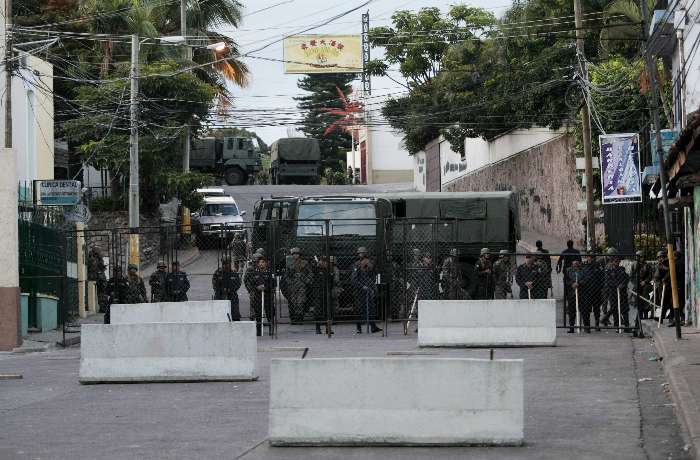 Exército hondurenho continua cercando embaiada brasileira, onde Zelaya está refugiado