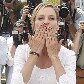 Uma Thurman, que faz parte do juri, faz graça para os fotógrafos