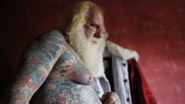 Com 94% do corpo tatuado, Vitor é o Bom Velhinho mais rock and roll.