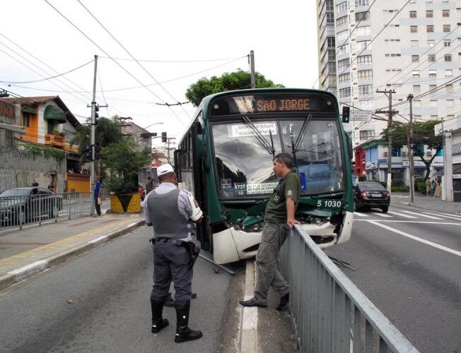 Acidente envolvendo ônibus na avenida Paes de Barros, bairro da Moóca, em São Paulo. 22/03/2011