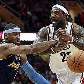 Carmelo Anthony, do Denver Nuggets, tira a bola das mãos de LeBron James, do Cleveland Cavaliers Carmelo Anthony, do Denver Nuggets, tira a bola das mãos de LeBron James, do Cleveland Cavaliers