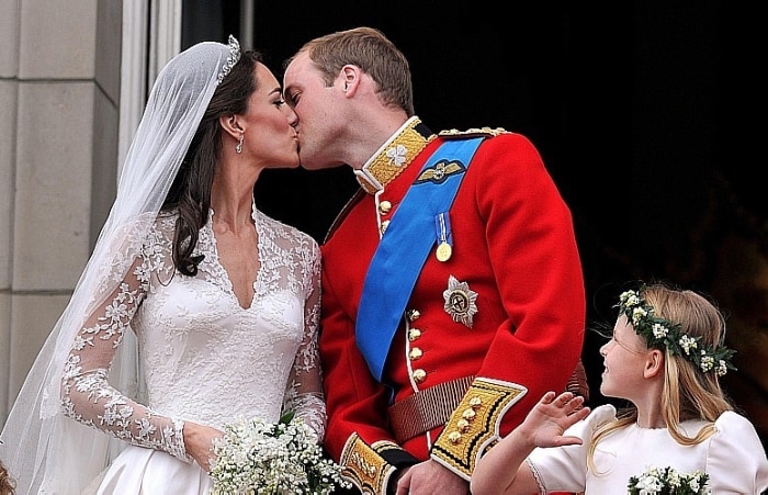 Beijo entre o príncipe William e sua esposa Kate, duquesa de Cambridge
