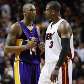 Kobe Bryant, do Los Angeles Lakers, encara Dwyane Wade, do Miami Heat, em partida pela NBA Kobe Bryant, do Los Angeles Lakers, encara Dwyane Wade, do Miami Heat, em partida pela NBA