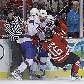 Jonathan Toews (16), do Canadá, é bloqueado por Per-Age Skroder (centro), da Noruega Jonathan Toews (16), do Canadá, é bloqueado por Per-Age Skroder (centro), da Noruega