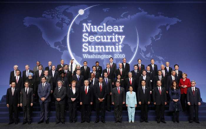 Presidente Barack Obama posa para foto com grupo da delegação sobre a Segurança Nuclear, Washington