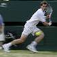 Andy Murray corre para rebater bola em vitória no Torneio de Wimbledon
