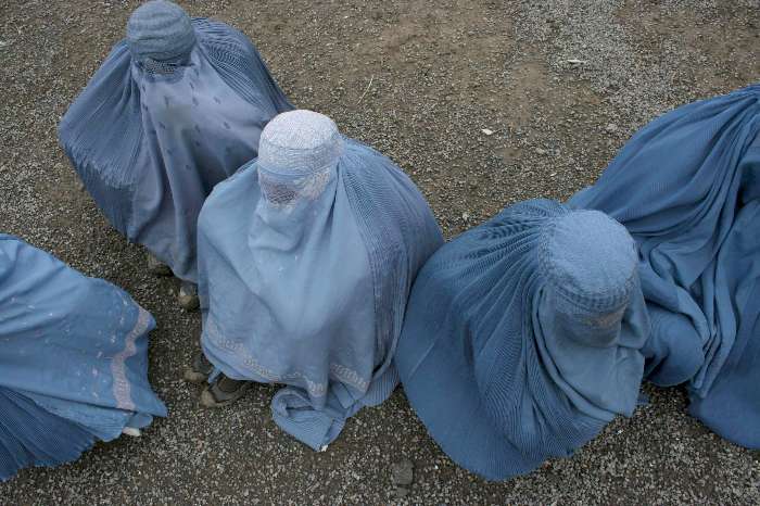 Mulheres afegãs recebem ajuda humanitária em Cabul