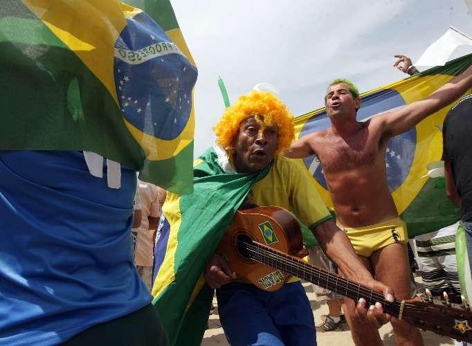 Cariocas fazem festa na praia de Copacabana para comemorar Rio 2016