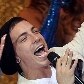 O cantor Di Ferrero, do Nx Zero, recebe o prêmio de 
