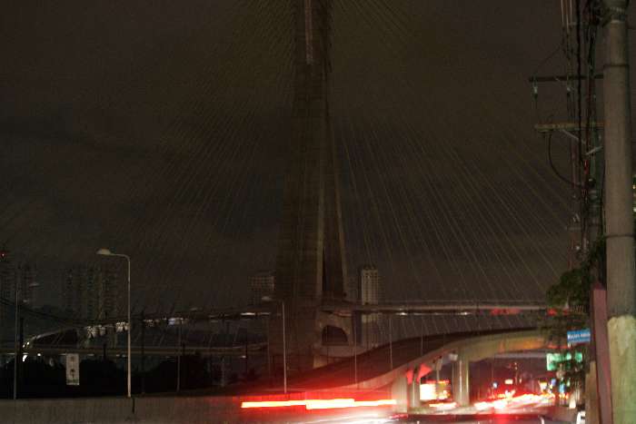 Um dos cartões postais de São Paulo, Ponte Estaiada ficou completamente apagada