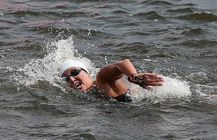 Húngara vence a maratona aquática; Poliana Okimoto passa mal e desiste