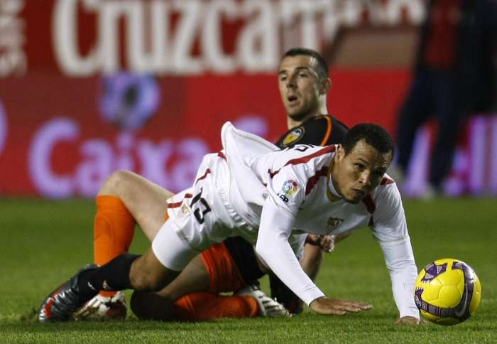 Luis Fabiano, do Valencia, tenta ficar com a bola
