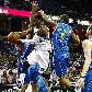 OJ Mayo, do Grizzlies, passa pela dupla marcação de Aaron Gray e Marcus Thornton, do Hornets OJ Mayo, do Grizzlies, passa pela dupla marcação de Aaron Gray e Marcus Thornton, do Hornets