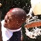 Líder da oposição em Uganda é ferido pela polícia; Kizza Besigye foi atacado com um tiro 