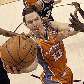 Steve Nash salta para a cesta na vitória do Phoenix Suns sobre o San Antonio Spurs por 110 a 102