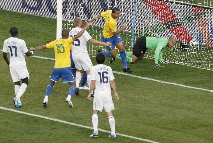 Felipe Melo corre para comemorar gol do Brasil sobre os Estados Unidos