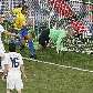 Felipe Melo corre para comemorar gol do Brasil sobre os Estados Unidos