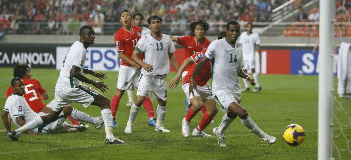Aldossary, da Árabia Saudita, vê a bola ir em direção ao gol no 0 a 0 com a Coreia do Sul