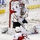 O goleiro Brian Elliott, do Ottawa Senators, faz pose para tentar defender o disco em jogo da NHL
