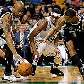 Keith Bogans e George Hill, do Spurs, tentam ficar com a bola em disputa com Rajon Rondo, do Celtics