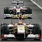 Fernando Alonso, da Renault, chega aos boxes à frente de Timo Glock, da Toyota