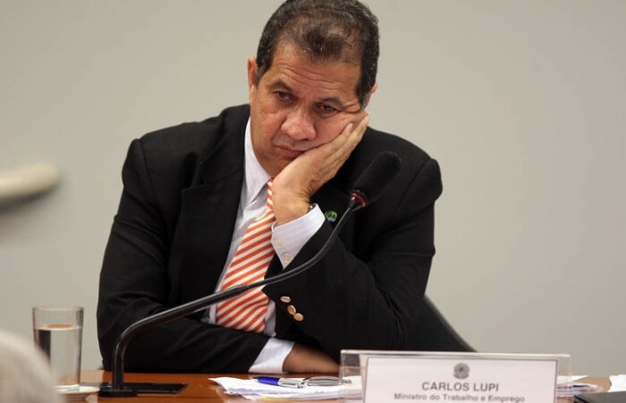 Lupi nega corrupção no Trabalho e diz amar Dilma