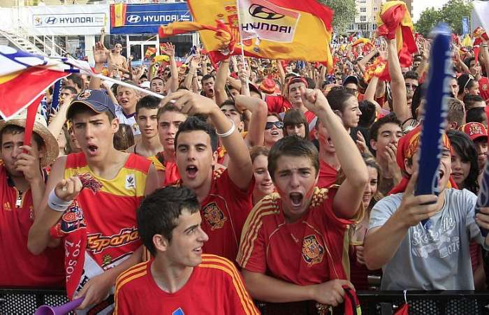 Em Madri, espanhóis torcem pela seleção em frente a um telão