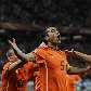 Comemoração de Sneijder e Bronckhorst, autor do gol holandês