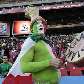 Fantasiado e pintado, torcedor italiano assiste ao jogo no estádio Ellis Park Fantasiado e pintado, torcedor italiano assiste ao jogo no estádio Ellis Park