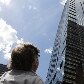 Homem observa janelas rachadas após o terremoto que atingiu Baltimore Homem observa janelas rachadas após o terremoto que atingiu Baltimore