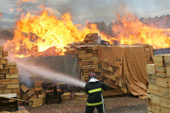 Incêndio destrói caixotaria em Osasco