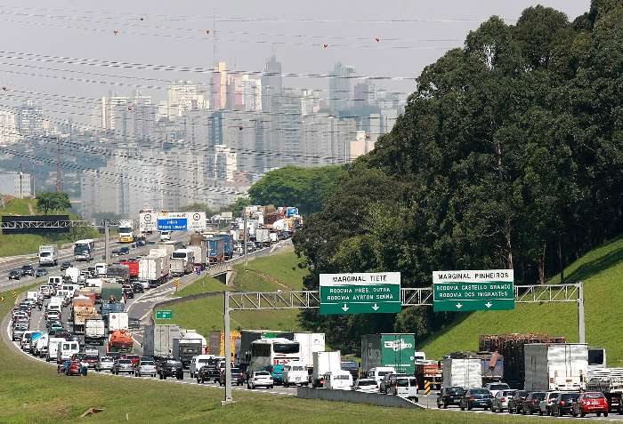 Rodovia dos Bandeirantes, sentido SP, fica engarrafada por causa de lentidão na Marginal do Tietê