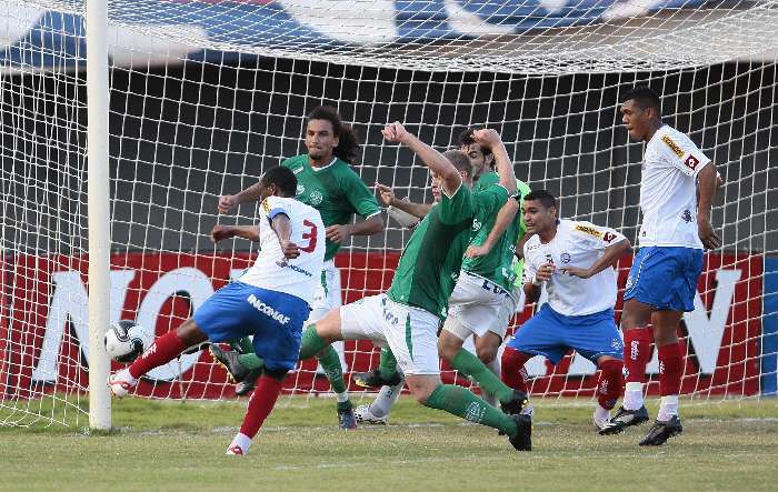 Nem, do Bahia, chuta para fazer gol para o Bahia nos 2 a 0 sobre o Guarani, pela Série B