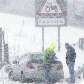 Carro enguiça no acostamento durante tempestade de neve em Perthshire, Escócia